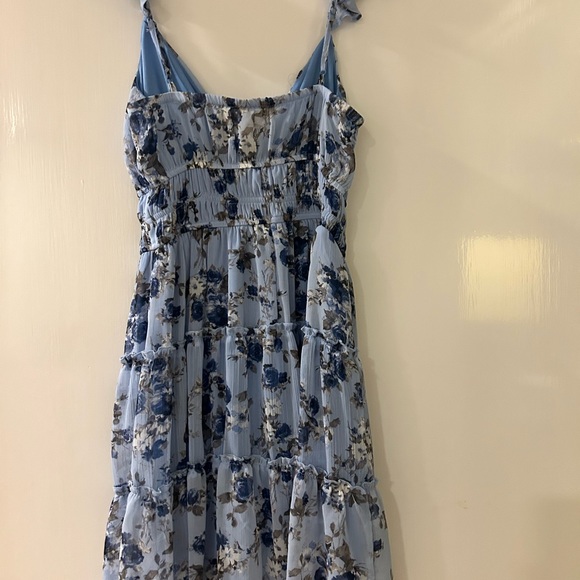 Blue floral dress. V-neck. Adjustable straps. Never worn but has no tags - Picture 3 of 4